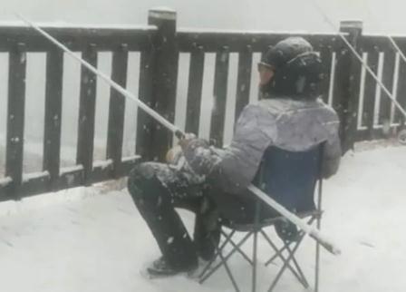 工業(yè)皮帶廠家：大連一男子頂著大雪釣魚(yú)